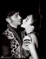 组图：刘恩佑牵手张熙媛秀甜蜜 首公开情侣大片