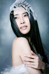 组图：黎一萱唯美写真成冷艳佳人