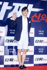 独家：崔丹尼尔宣传新片戴眼镜似哈利波特