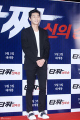 独家：崔丹尼尔宣传新片戴眼镜似哈利波特