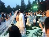组图：王中磊补办婚礼 那英当伴娘宋丹丹抢花球