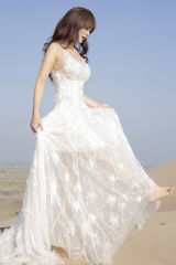 组图：柳岩化身塞上之花抚摸骆驼平添情趣