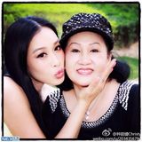 组图：明星晒照庆母亲节 郑欣宜怀念沈殿霞