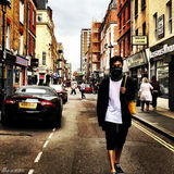 组图：陈柏霖赴伦敦时装秀 围巾蒙面炫酷有型