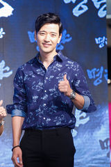 组图：朴有天李钟硕秀智等助阵《鸣梁》