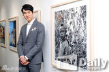 组图：演员柳演锡办个人影展 用镜头传递希望
