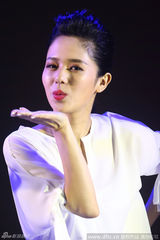 组图：苍井空设计内衣一套卖上千 白衣红唇卖萌