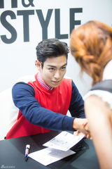 独家：BigBang成员Top帅气办签名会