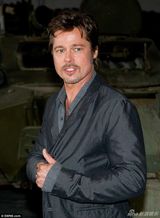 布拉德-皮特婚后首露面神采奕奕 左手无名指戴婚戒抢眼