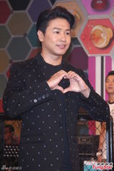 组图：欧弟否认先有喜后婚 登记随意像谈公事