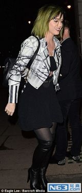 组图：水果姐深夜外出潮范儿十足 绿发格外亮眼