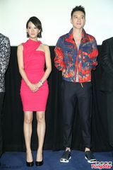 组图：郑元畅偷袭张钧宁胸部 拍床戏来真的！