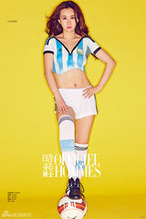 组图：孟瑶助阵世界杯 球衣彩绘写真性感