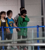 组图：张柏芝裹厚衣现身机场 身体不适频擦鼻涕