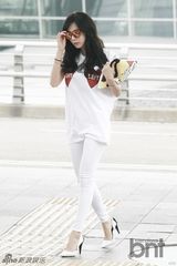 组图：4minute泫雅现身机场 纯白造型清纯可爱