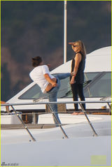 组图：小李子游艇表演功夫 铆劲飞踢霸气十足