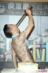 组图：多变哈林(庾澄庆)唱金曲 登小巨蛋万人同欢