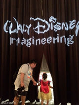 组图：王诗龄变身白雪公主 迪士尼乐园玩拼图