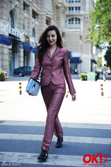 组图：小宋佳街头皮裤短裙靓丽 大秀细长美腿