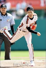 组图：赵寅成为棒球赛开球 李光洙欢喜助威