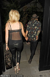 组图：英女星携新欢深夜外出 男友与狗仔起冲突