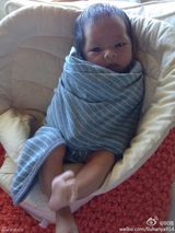 组图：阿雅晒女儿打哈欠萌照 宝宝大眼漂亮