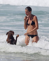 组图：邦辰黑色比基尼秀椒乳 怀抱爱女萌态十足