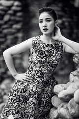 组图：王碧儿拍黑白大片 精致面庞犀利女王范