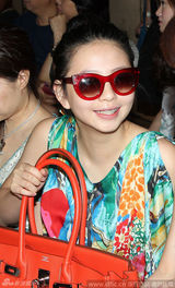 组图：邱淑贞13岁长女看秀 拎20万名牌包星味足