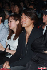 组图：脱掉脱掉！杜德伟台上激情脱衣仅留内裤