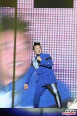 组图：陈奕迅北京开唱不慎滑倒 孙杨谢杏芳撑场