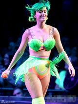 组图：水果姐凯蒂-佩里开唱变绿草仙子 古灵精怪爆乳吸睛