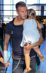 组图：小贝受伤仍单手抱女 小七害羞捂脸萌翻