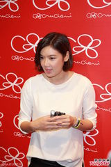 组图：乐基儿短发清爽现身 避谈绯闻男友