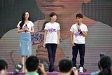 组图：海清杨幂做公益呼吁关注患儿 辣妈同台