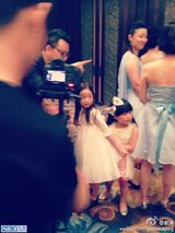 组图：吴京拄拐娶谢楠 angela石头当花童