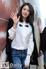 组图：T-ara智妍发个人单曲 白衫黑衣显清新