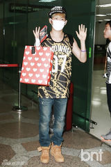 组图：Infinite赴日办Showcase 歌迷欢送心情好