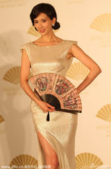 组图：林志玲高开叉旗袍亮相 大露玉背美腿晃眼