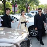 组图：黄奕捞金大秀事业线 任由保镖狂瞄胸部