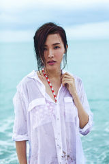 组图：郑罗茜海边写真半透明衬衫湿身诱惑