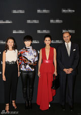 组图：李宇春出席时尚活动 潮装亮相气场十足