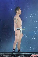 组图：脱掉脱掉！杜德伟台上激情脱衣仅留内裤