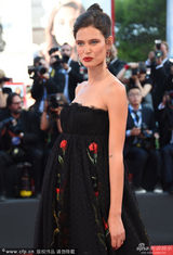 组图：意大利性感女神巴尔蒂赴威尼斯 花裙美艳