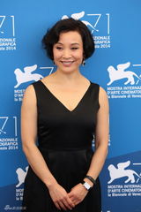 组图：威尼斯评委齐亮相 陈冲美艳搭蒂姆-罗斯