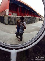 组图：高梓淇带岳母游北京 蔡琳低胸小秀性感