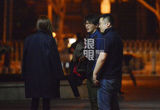 独家：刘谦携女友与友泡吧 路边合影买煎饼