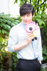 独家：韩星姜河那亲密接触小浪展暖男笑容