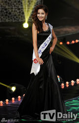 组图：韩国小姐诞生 50名佳丽似同一人