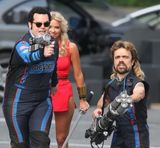 组图：小恶魔霸气拍摄《像素》 炮轰膝盖萌萌哒